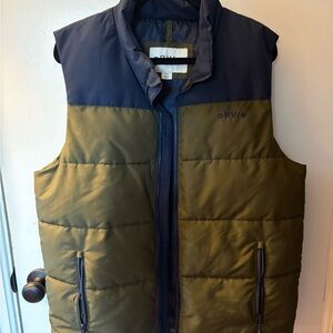 Orvis Men's Two-Tone Puffer Vest in Olive and Navy